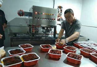 周小帥私房菜-熟食龍蝦封盒機(jī)